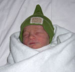 Psst, aidez-nous à l'identifier si vous connaissez ce beau bébé qui porte un bonnet de La fée caboche.