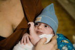 Noam et son mini bonnet pointu.
