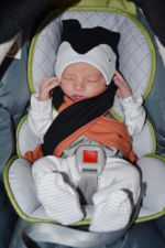Théo et son kit de pingouin bonnet et foulard.